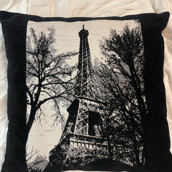 Eiffel Tower decorative pillow - Picture 3 of 6